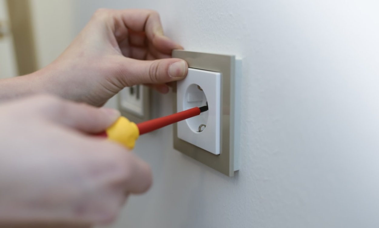 Elektro­installation bei Weber & Weber GmbH in Schönburg